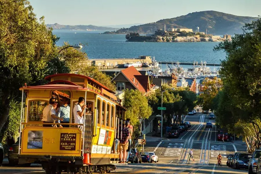 Cable car in der Innenstadt von San Francisco